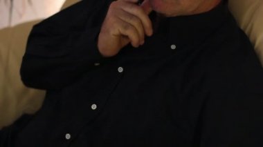 Bej kanepede oturan adam