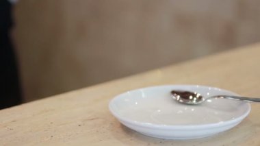 Barmen bir Cappuccino hizmet vermektedir.