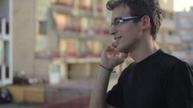 Smartphone tarafından konuşan genç adam