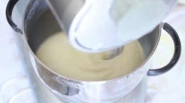 ekmek hamur yoğurma