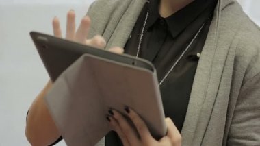 tablet pc üzerinde çalışan iş kadın: office, yazma, arama, web, ekip çalışması