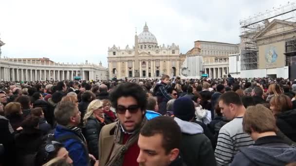 Multitud en la Plaza de San Pedro — Vídeos de Stock