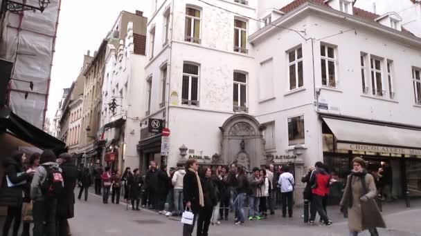 A famosa Mannekene Pis, a icónica estátua de Bruxelas em Bruxelas — Vídeo de Stock