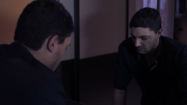 L'homme en colère regarde dans le miroir en criant 