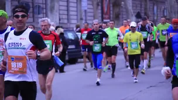 Mensen lopen op de Marathon van Rome — Stockvideo