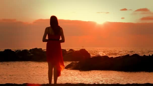 Ung melankolisk kvinna vid havet — Stockvideo