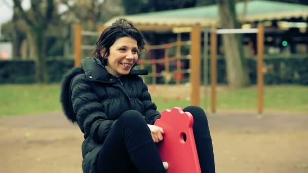 Mulher brincando na área do parque infantil — Vídeo de Stock