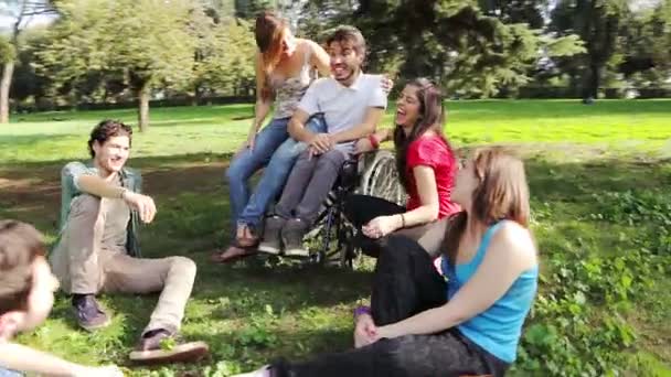 Gehandicapte man met een groep vrienden — Stockvideo