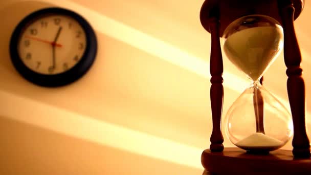 Reloj y reloj de arena marcan el tiempo junto- timelapse — Vídeo de stock