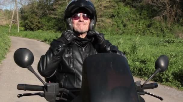 Motocyklista muž nosí helmu — Stock video