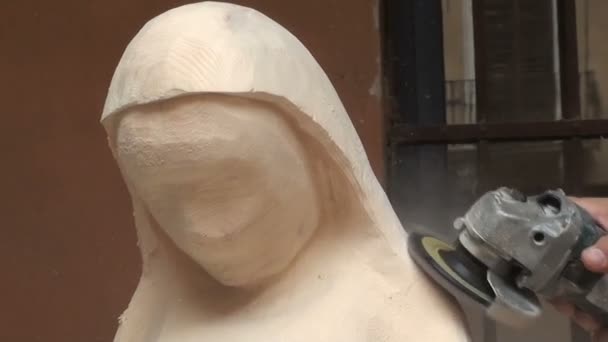 Bildhauer arbeitet an einer Holzstatue — Stockvideo