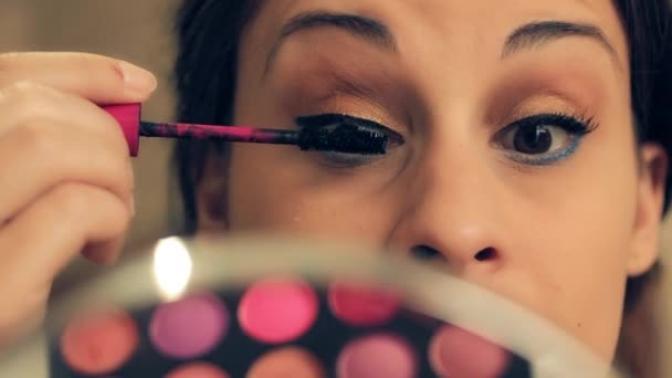 Mujer joven aplicando maquillaje — Vídeos de Stock