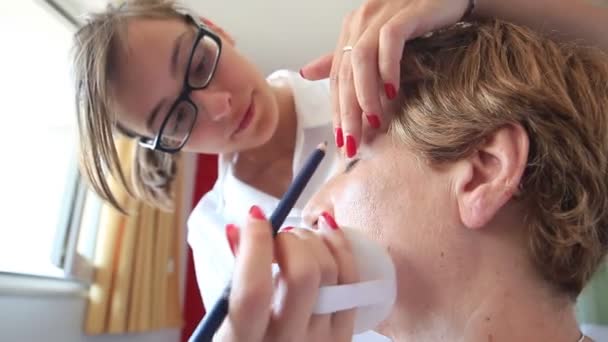 化粧を施す美容師 — ストック動画