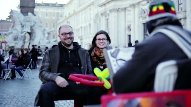 Painter sketching portrait of two lovers- Rome, Italy, december,2014 — Stock Video