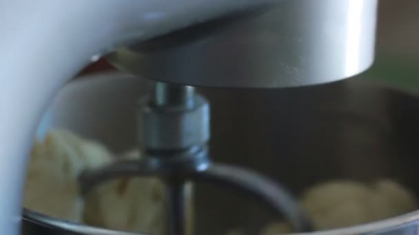 Замесить тесто на хлеб — стоковое видео