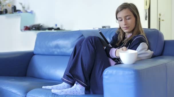 커피를 마시는 동안 인터넷에 젊은 여자 websurfing 태블릿 — 비디오