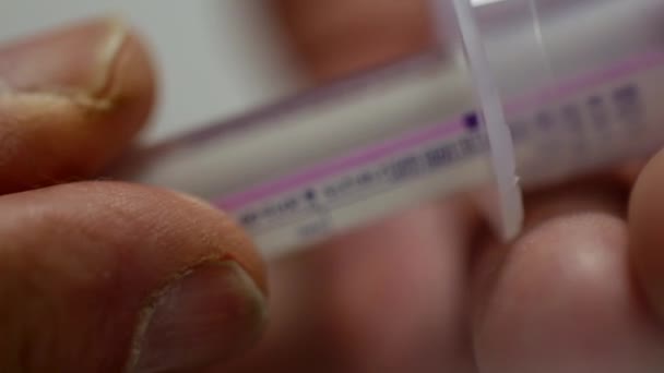 Les mains du médecin prennent un sang 