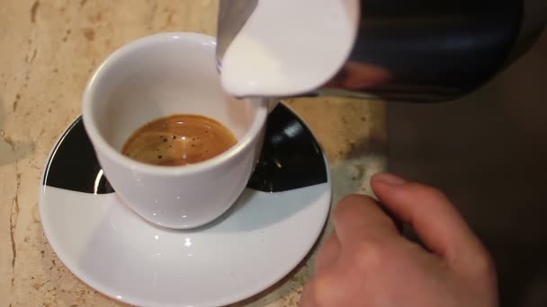 Kaffebryggare hälla varm mjölk — Stockvideo