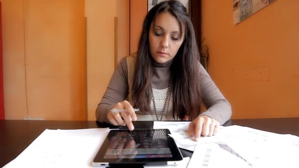 Negocios, oficina, hogar, escuela, impuestos - mujer con calculadora - tableta — Vídeo de stock