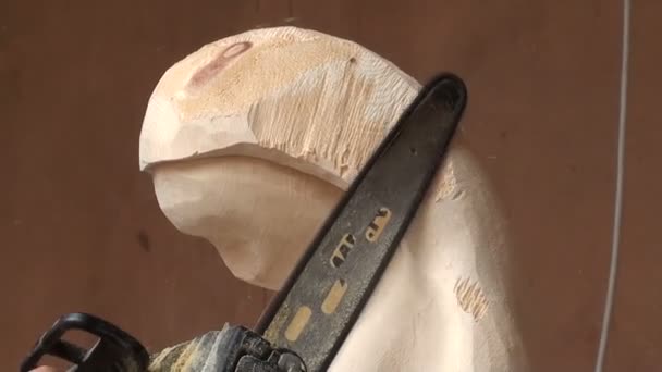 Скульптор, работающий над деревянной статуей — стоковое видео