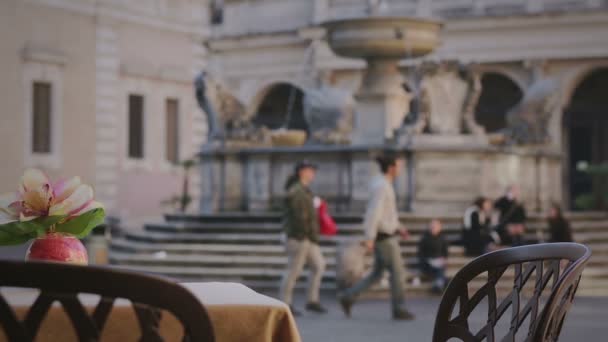Κρήνη στη πλατεία Σάντα Μαρία στο trastevere της Ρώμης — Αρχείο Βίντεο