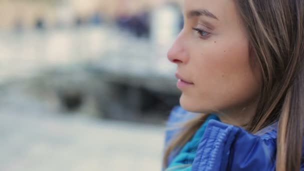 Pensativo, chica triste refleja al aire libre — Vídeos de Stock