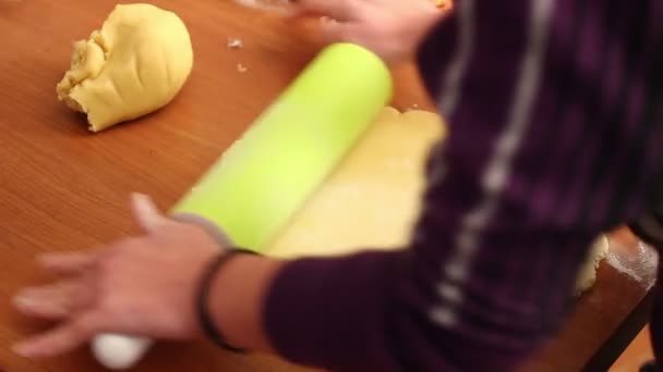 Preparazione di torta con noci — Video Stock