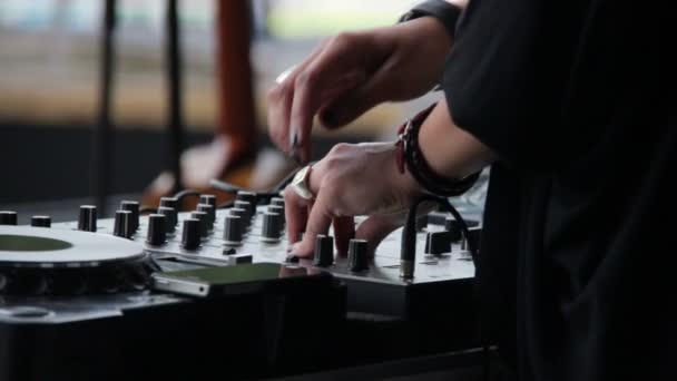 Se concentrer sur DJ au mixeur pendant le concert — Video