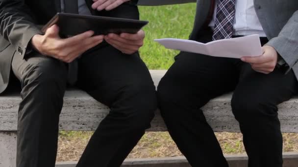 Веселые бизнесмены пожимают друг другу руки — стоковое видео