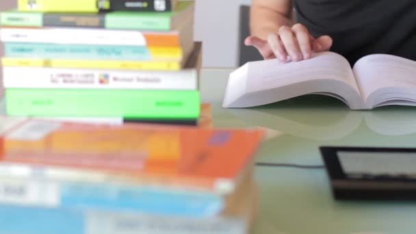 Jovem estudando com tablet — Vídeo de Stock