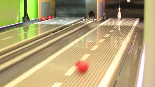 Pohled na bowlingové koule zasáhla pin — Stock video