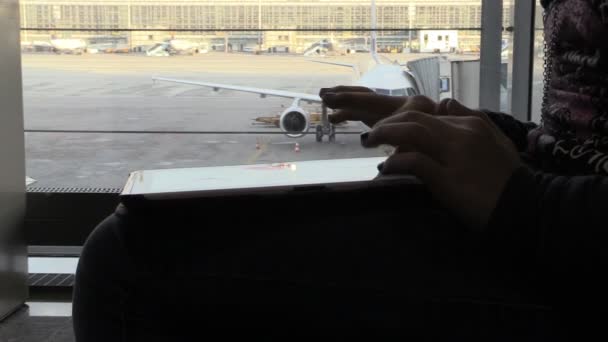 Kvinnliga passagerare med hennes tablett — Stockvideo
