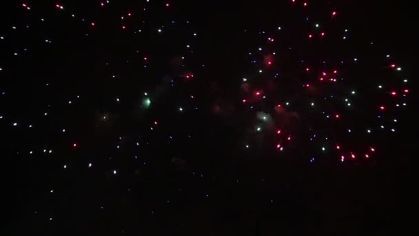 Gece gökyüzünde renkli havai fişekler — Stok video