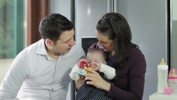 Casal feliz com sua filhinha — Vídeo de Stock