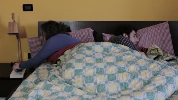 Femme Ponçage Sms Tandis Que Partenaire Dormir Dans Lit Avec — Video