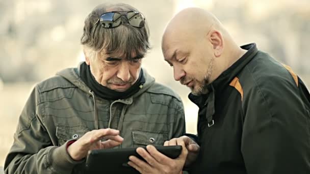 Dos amigos usando smartphone con tablet. Tecnología — Vídeos de Stock