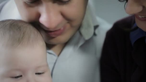 Счастливая пара со своей маленькой дочерью — стоковое видео