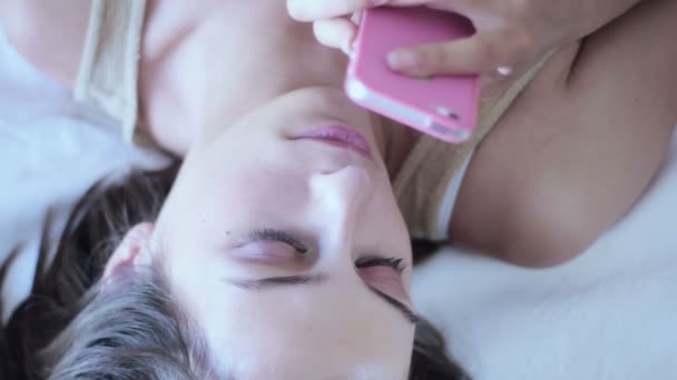 Mujer usando smartphone en la cama — Vídeos de Stock