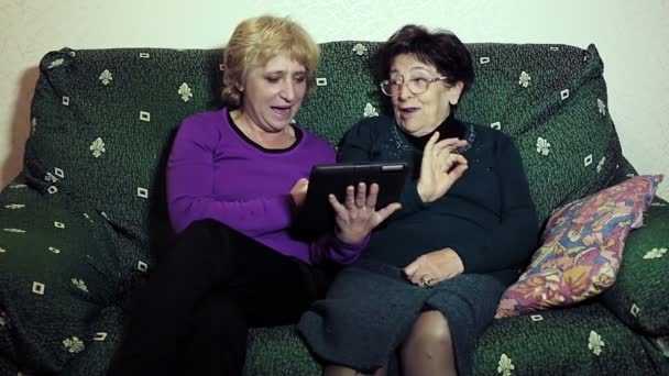 Mujer Mayor Aprendiendo Usar Tableta Electrónica — Vídeo de stock