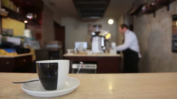 典型的なイタリアのバーとコーヒーのカップを撮影しました。 — ストック動画