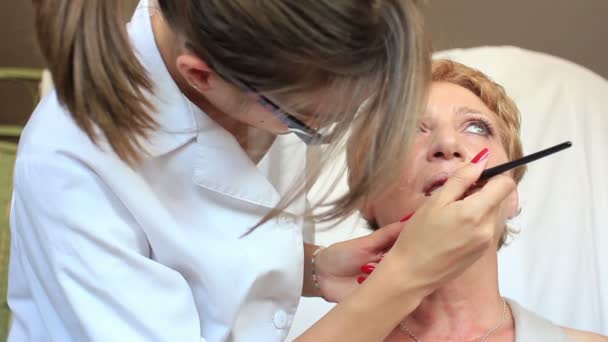 Esteticista aplicando maquiagem — Vídeo de Stock