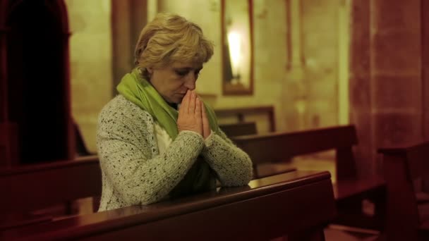 Une femme spirituelle priant — Video