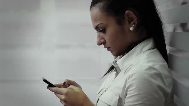 Бизнесвумен с помощью мобильного телефона — стоковое видео