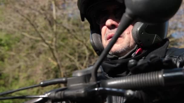 Motociclista começando e indo embora — Vídeo de Stock