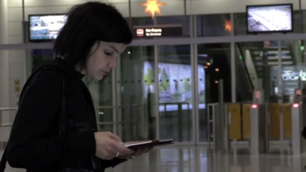Güzel kadın tablet kullanma — Stok video