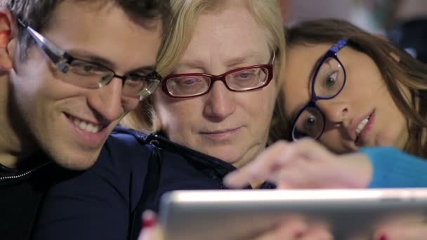 Família se divertindo com computador tablet em casa, close-up — Vídeo de Stock