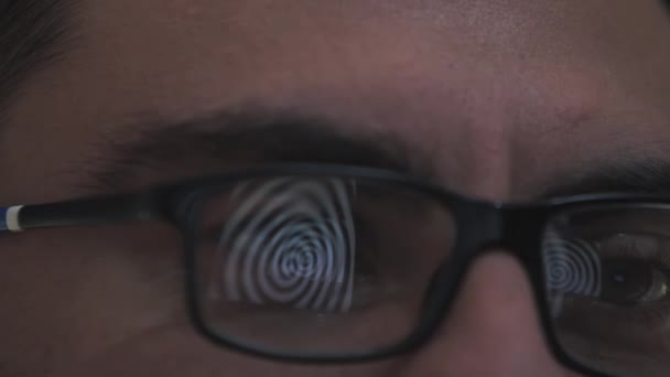 Réflexion sur les lunettes. Homme hypnotisé par l'ordinateur — Video