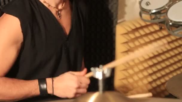 Aktivní bubeník hraje na bicí sady — Stock video