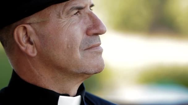 Katholischer Priester blickt in den Himmel — Stockvideo