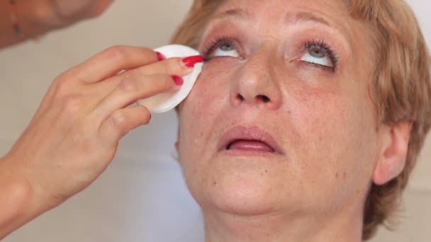 Esthéticienne appliquant le maquillage — Video